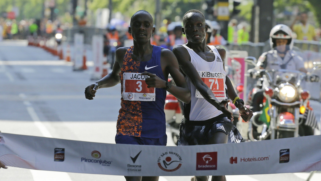 EN VIDEO: Un atleta celebra la victoria antes de tiempo y lo adelantan en el último segundo