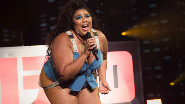 Lizzo honra a Kobe Bryant en el show previo al Super Bowl