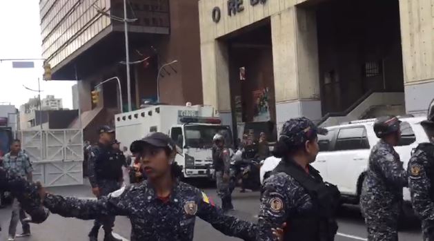 En video: PNB impide el trabajo a la prensa en la avenida Universidad #5Ene