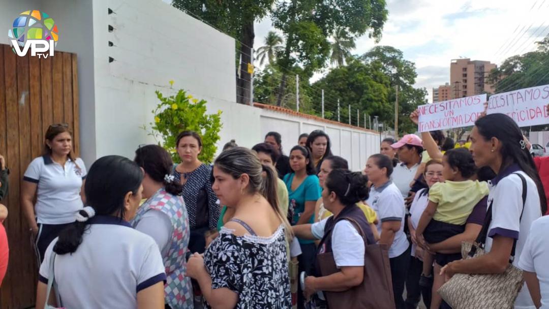 Docentes y padres protestaron frente a la casa de Omar Prieto por falta de luz en un colegio (FOTO)