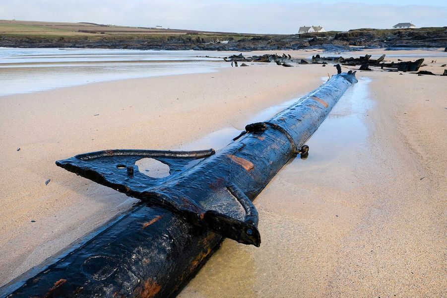 Restos de un naufragio alemán de la Primera Guerra Mundial emergen en una playa británica (Fotos)