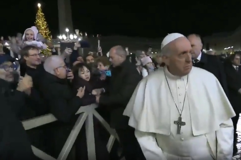 VIRAL: El video del Papa zafándose de una fiel que quiere saludarlo a la fuerza #1Ene
