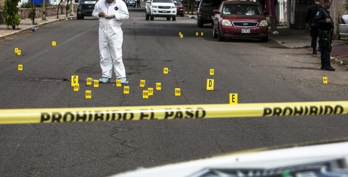 Hallaron los cuerpos de dos niños baleados en un carro abandonado en México