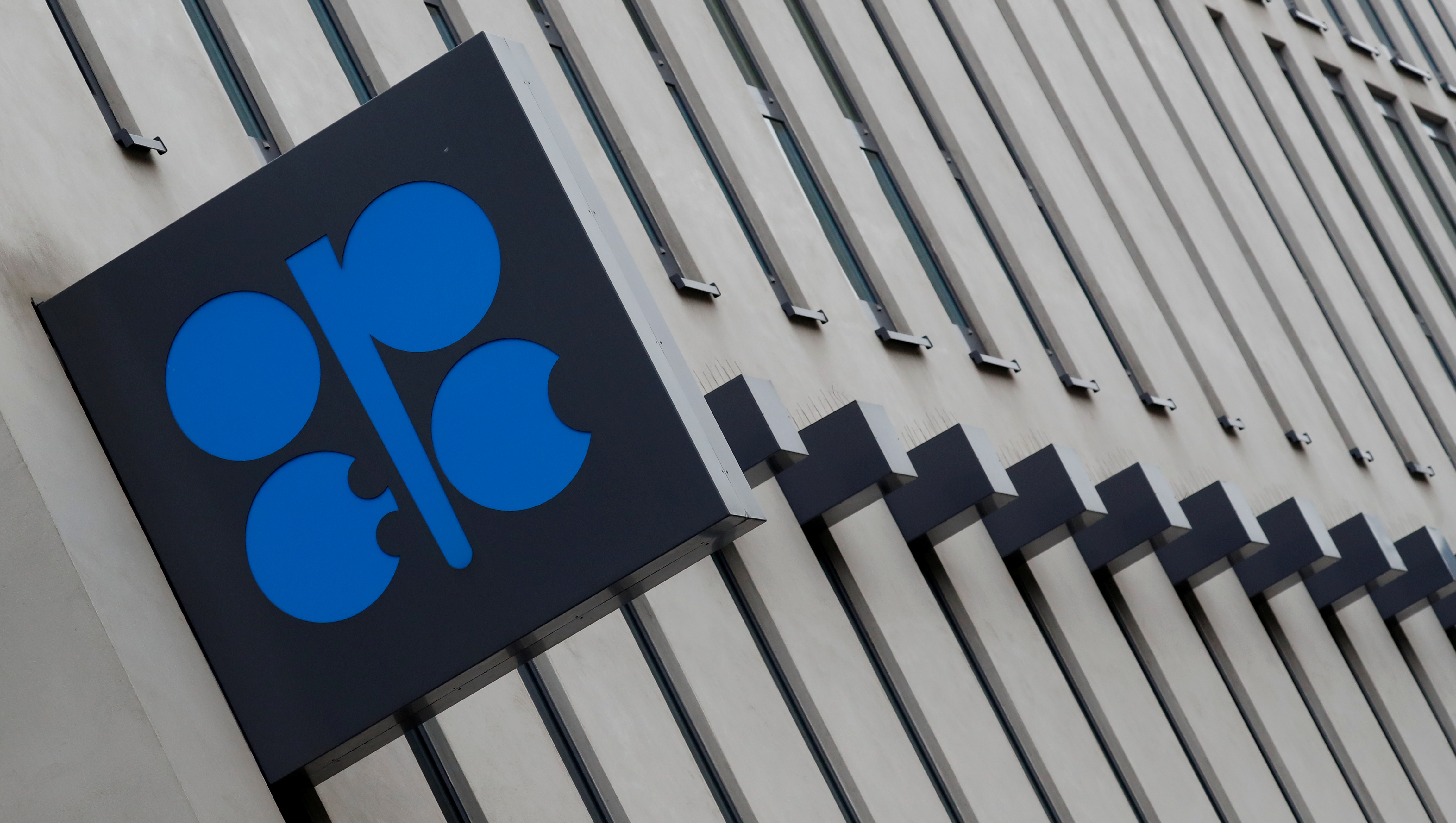 Los precios del petróleo suben el primer día de nuevos recortes de la Opep+
