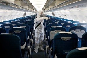 Conozca 10 consejos para disminuir la posibilidad de contagio de coronavirus en un avión