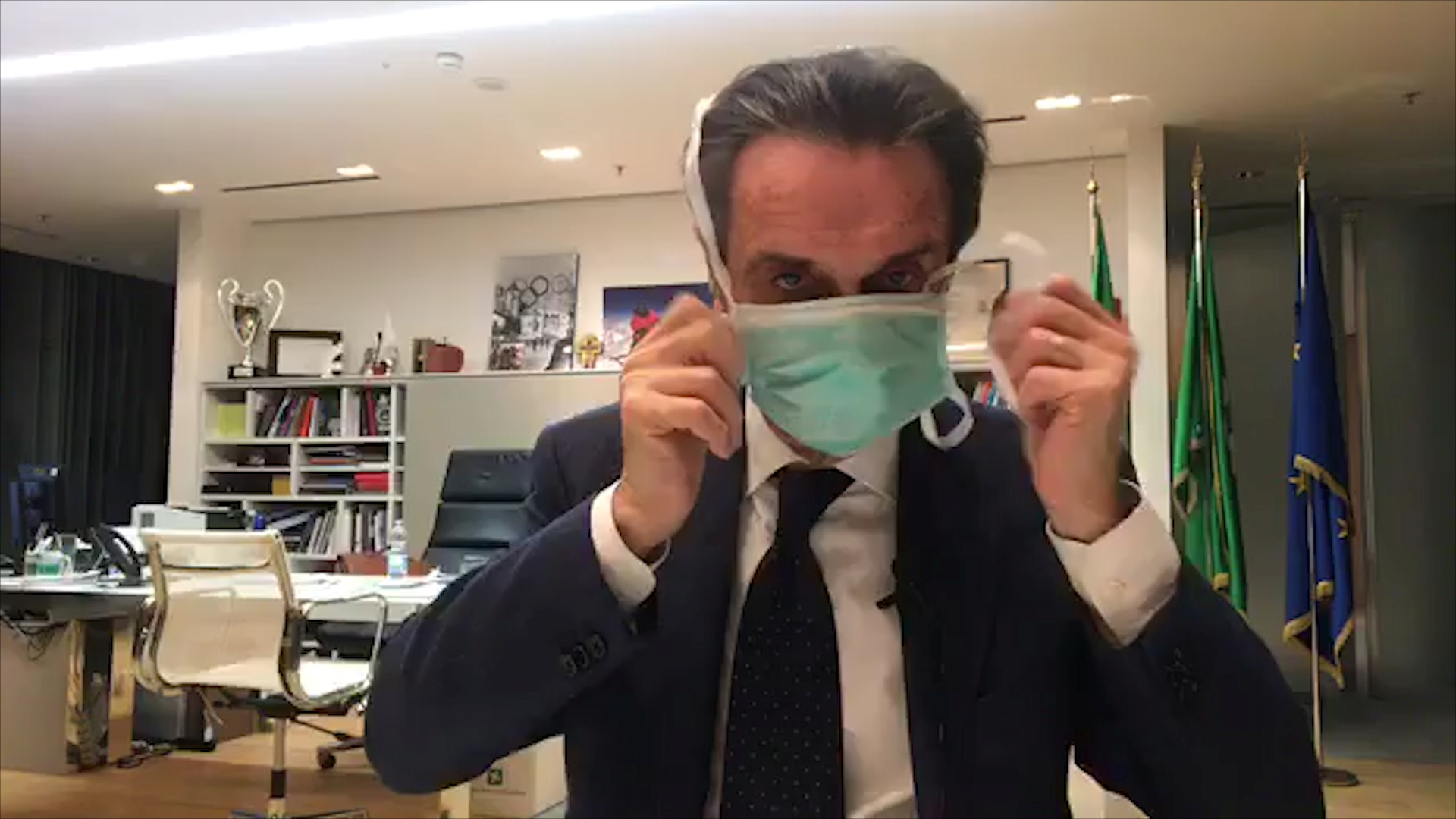 El presidente de Lombardía, en cuarentena por coronavirus, NO sabe ponerse la mascarilla (VIDEO)