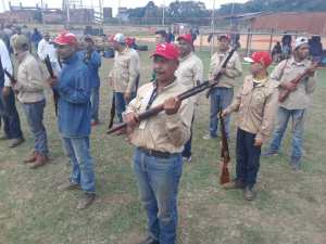 ¿Se le acabaron los milicianos a Maduro? Trabajadores chavistas entrenan con fusil y sistema de misiles (FOTOS)