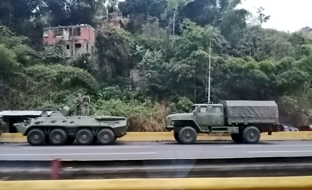 Militares se echaron “colita” con las tanquetas por Caracas (FOTOS)