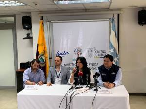 Ecuador busca a más de 280 pasajeros del vuelo donde viajó infectada por coronavirus