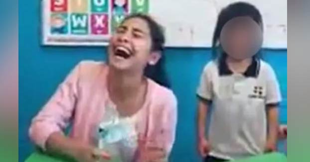 Despiden a maestra por hacerle la broma de “la botella y la moneda” a una niña y publicarlo en Tik Tok (VIDEO)