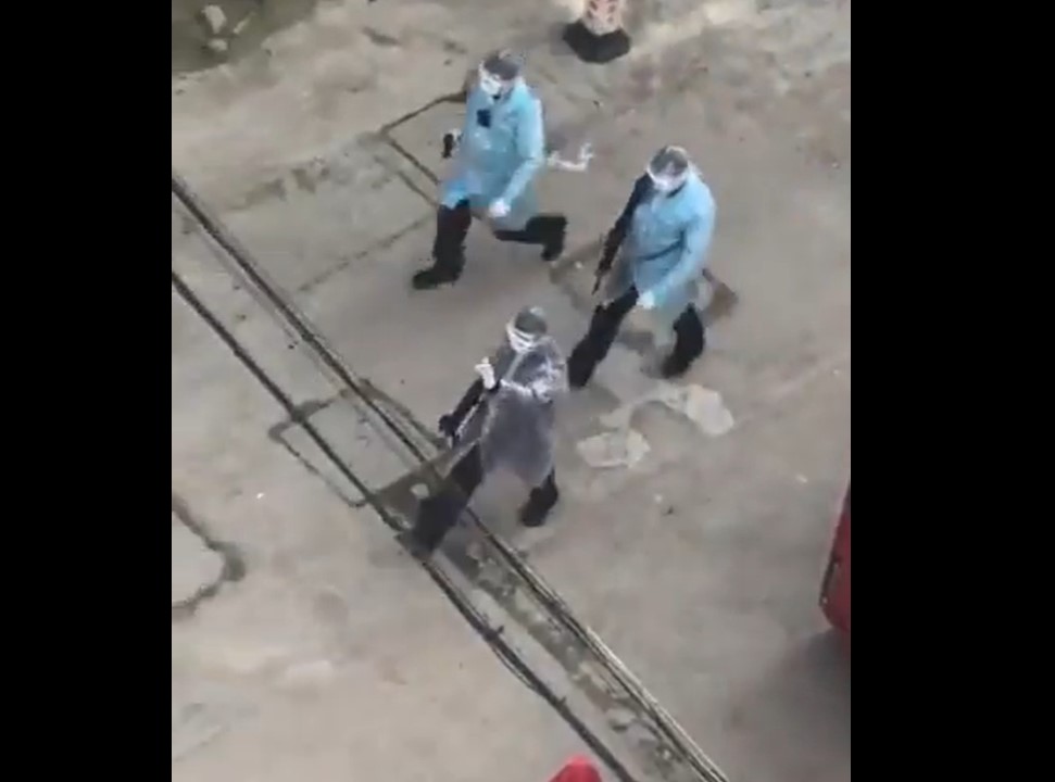 ¿Médicos o policías? Funcionarios con batas y rifles patrullan las calles de Wuhan (VIDEOS)