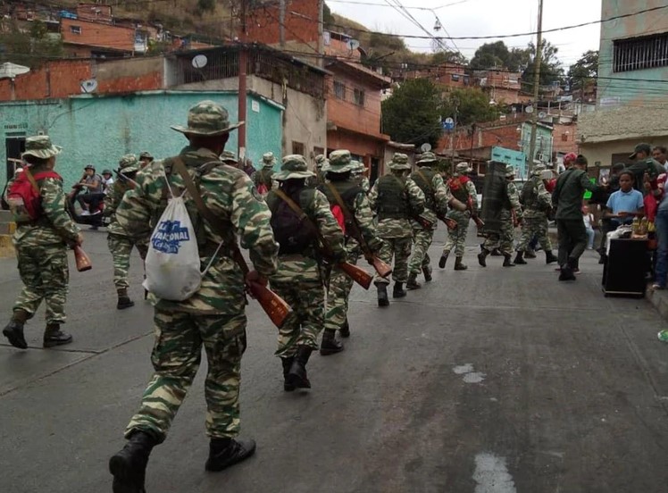 Así entrenan los milicianos en las calles de Caracas para defender a Maduro (VIDEO)
