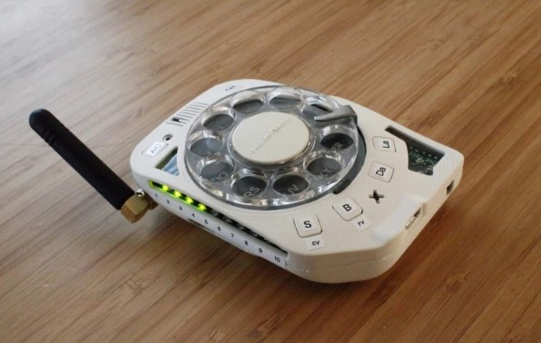 Se cansó de los smartphones y creó su propio celular retro: Tiene un dial giratorio que solo sirve pa’ hacer llamadas (FOTOS)