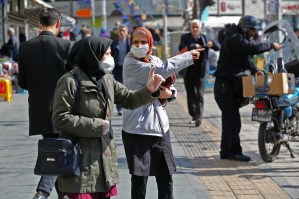 Irán libera a unos 70 mil presos por coronavirus, que causa ya 237 muertos