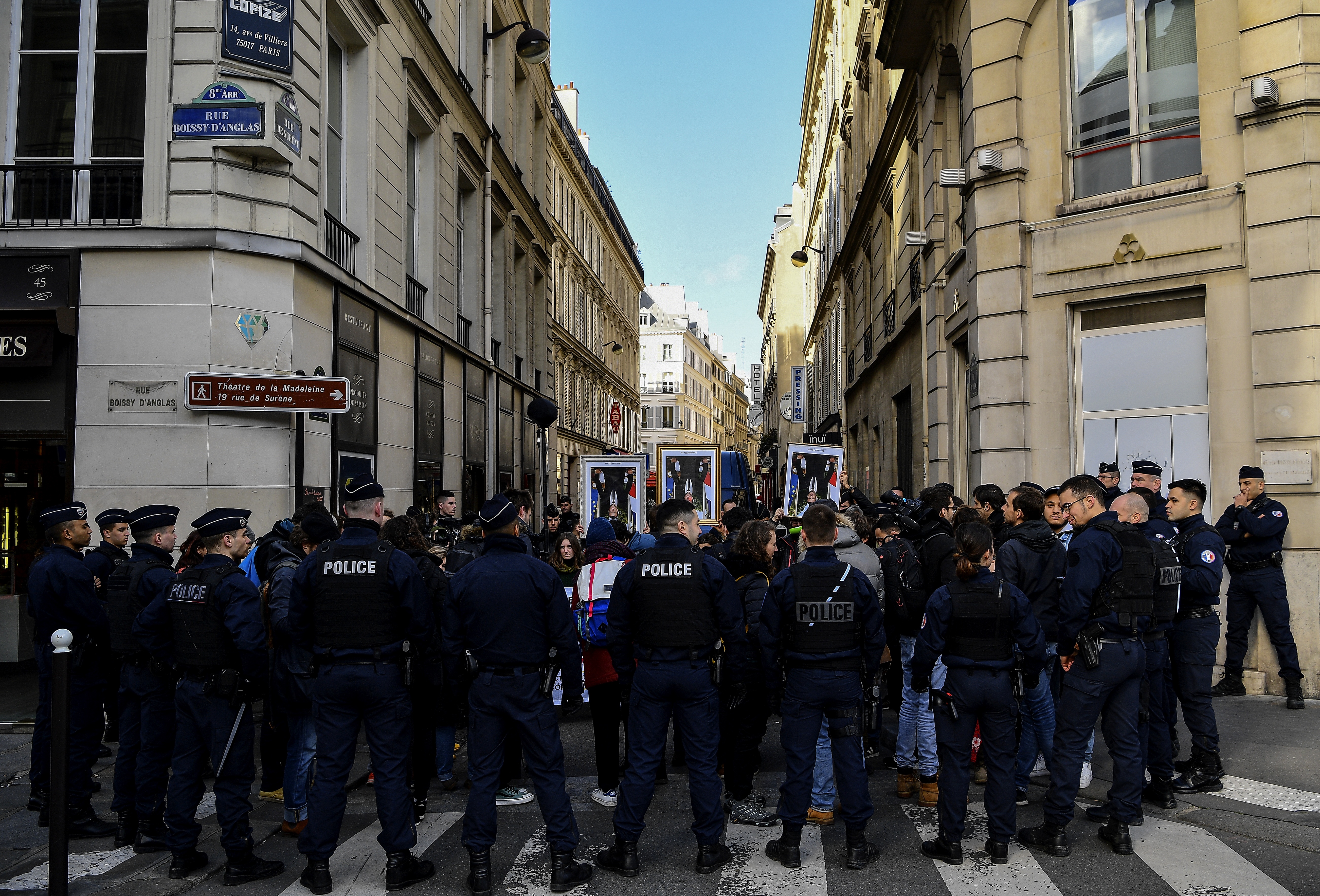 Francia prohíbe reuniones de más de 100 personas por coronavirus