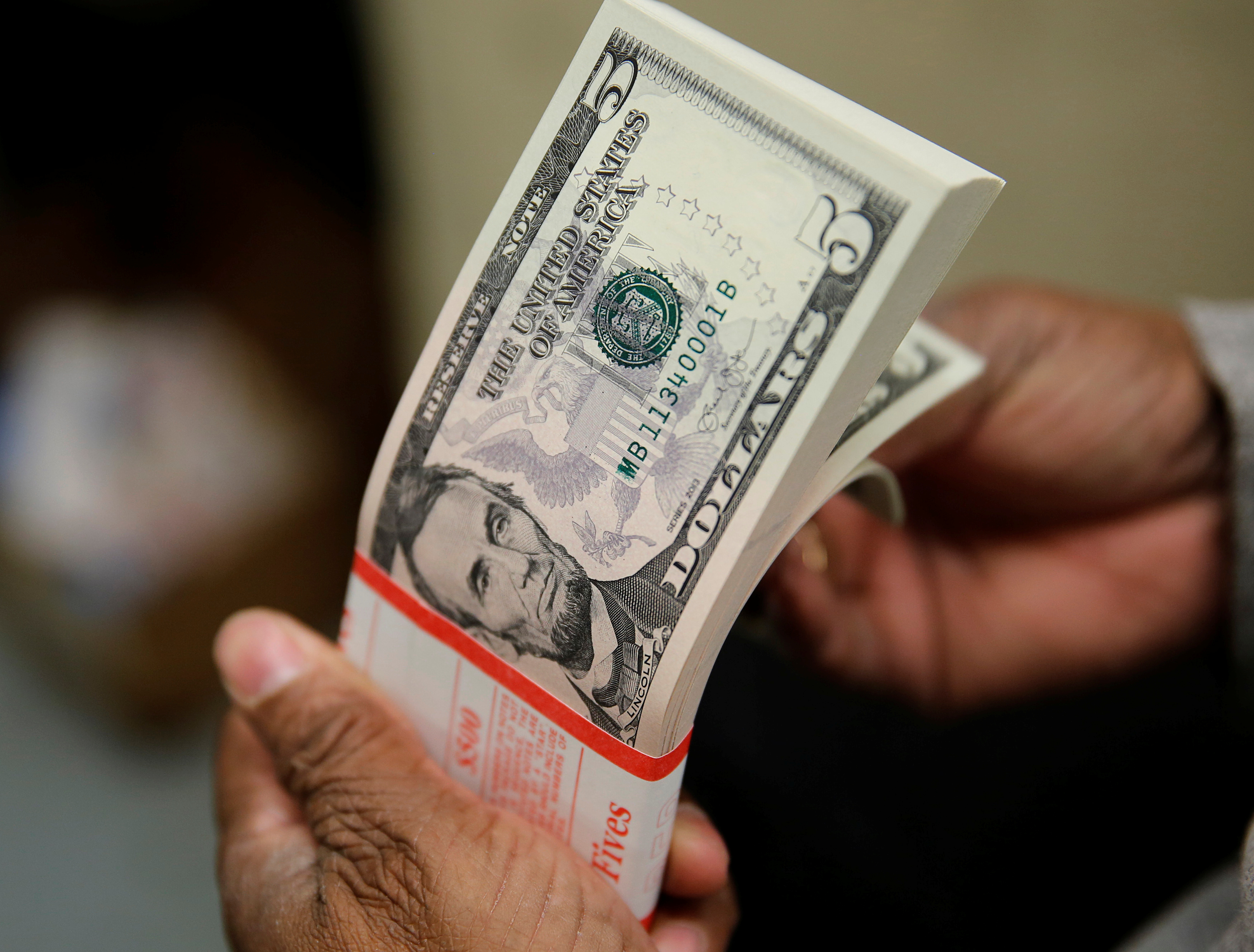 Bloomberg: Régimen de Maduro inundó bancos con dólares para contener la caída de Bolívar