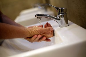 Según estudio los hombres se lavan menos las manos que las mujeres tras ir al baño