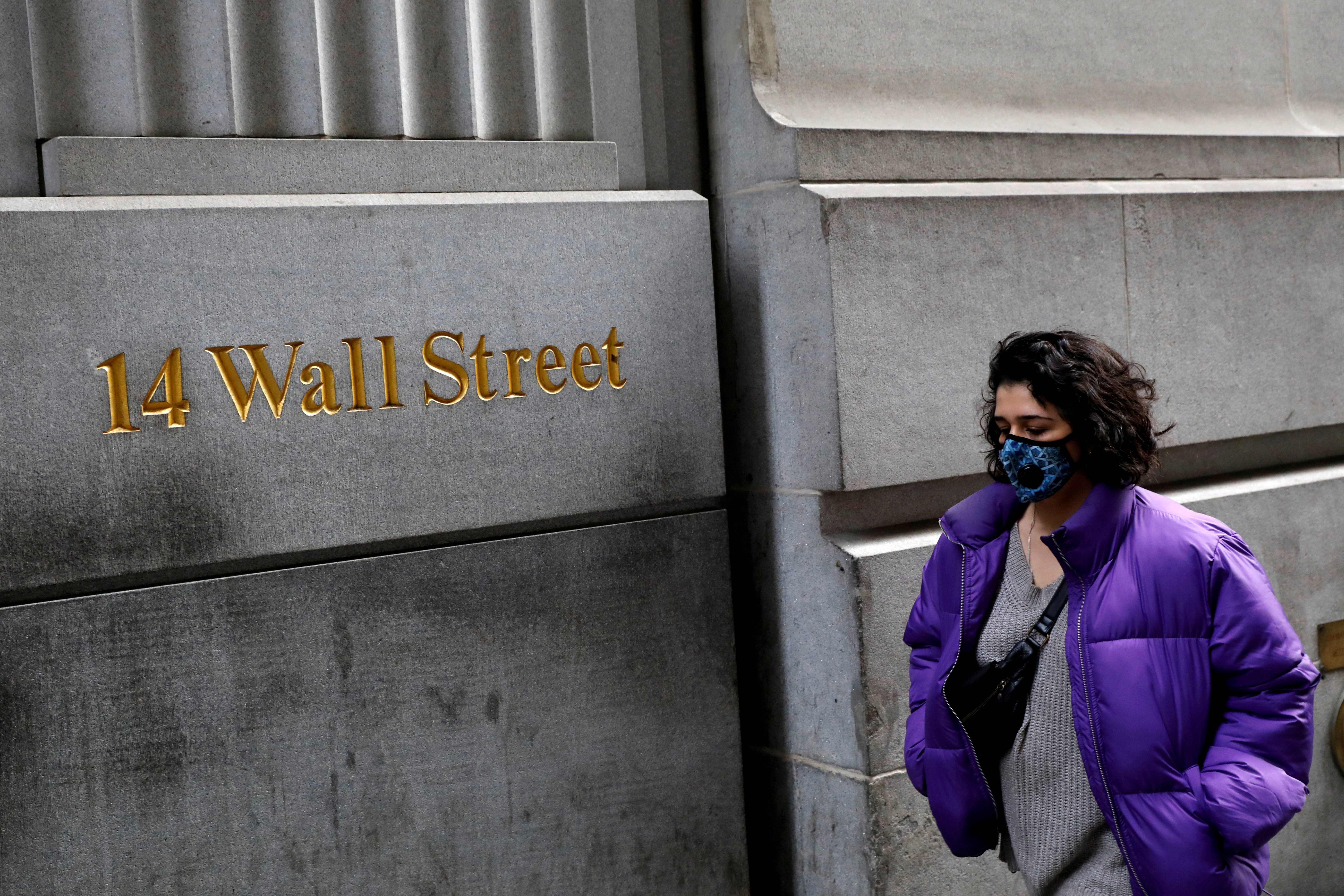Wall Street abre en fuerte caída por temor a la pandemia