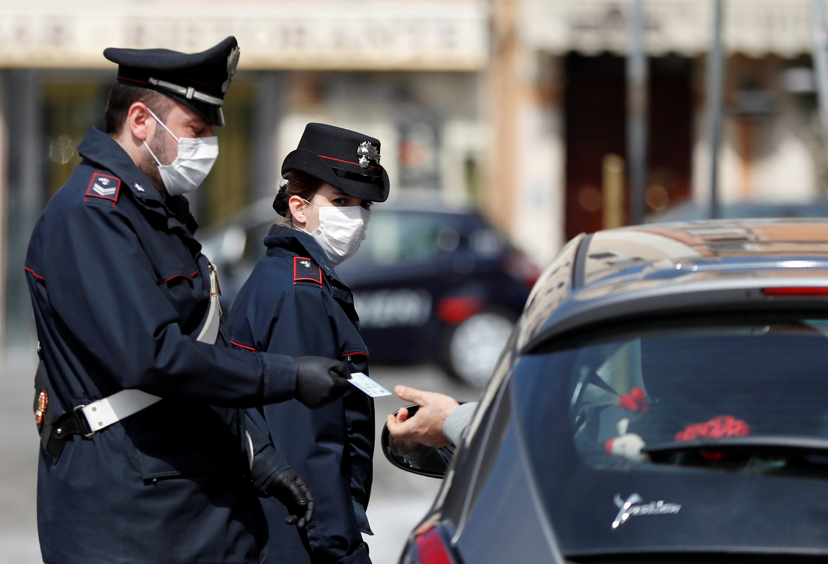 Italia inicia pruebas de coronavirus sin bajarse del automóvil