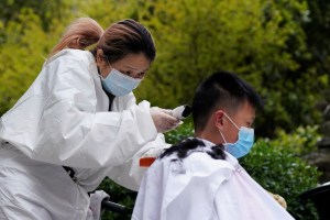 “Una bendición”: Barbera atiende clientes a domicilio en Wuhan tras alivio restricciones