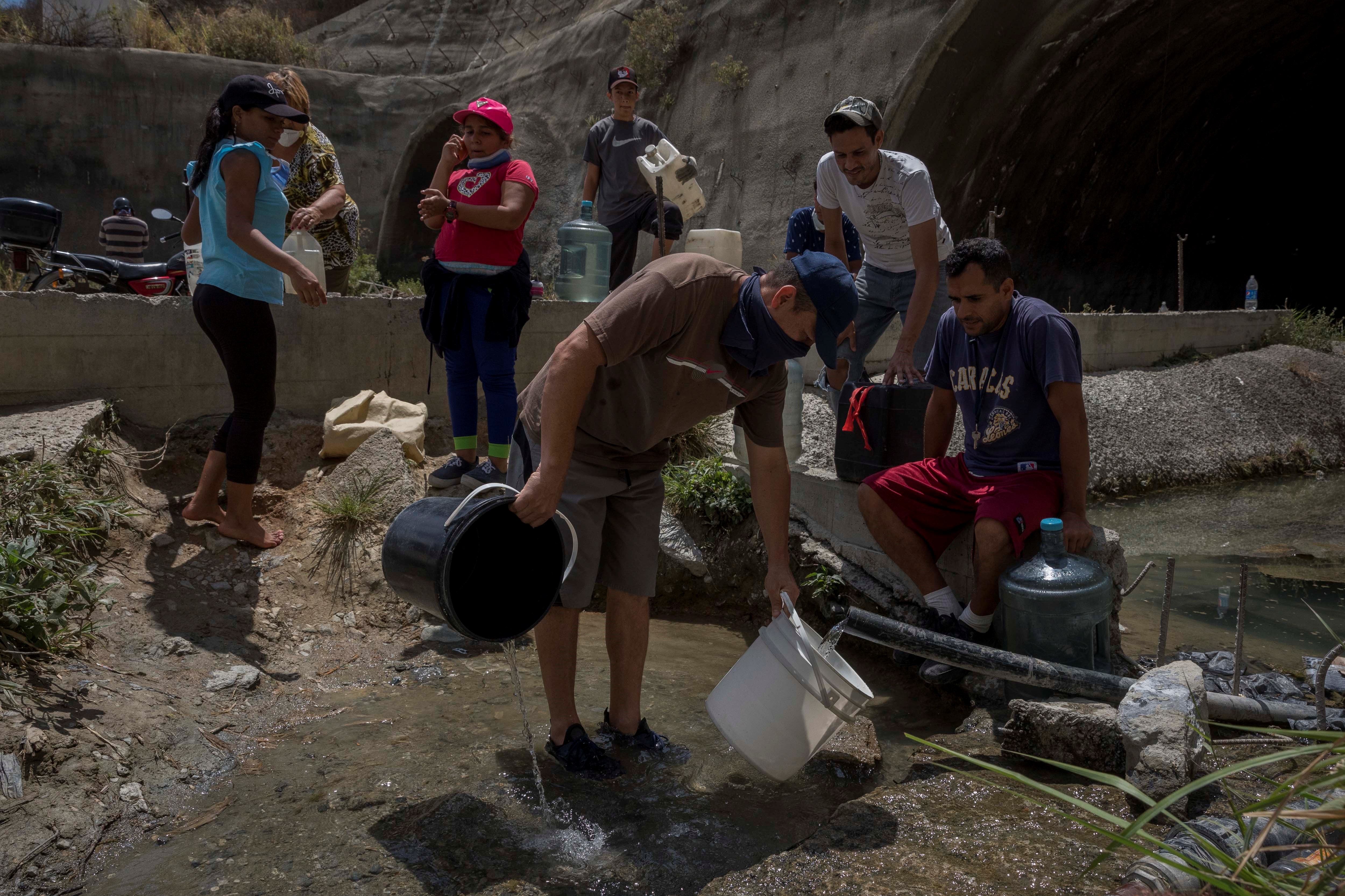 La falta de agua obliga a desafiar la cuarentena de Maduro en Venezuela (Fotos)