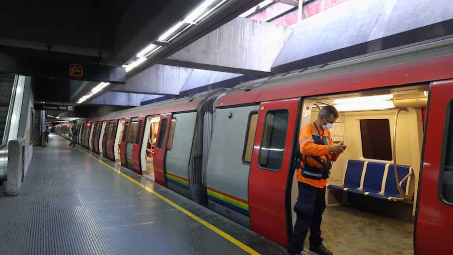 Desconcierto en el Metro de Caracas: Mujer cayó a las vías con una niña (Video)