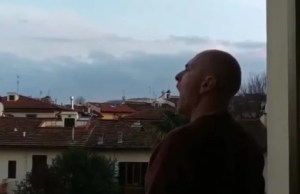 Tenor italiano en cuarentena canta Nessun Dorma desde su balcón (Video)
