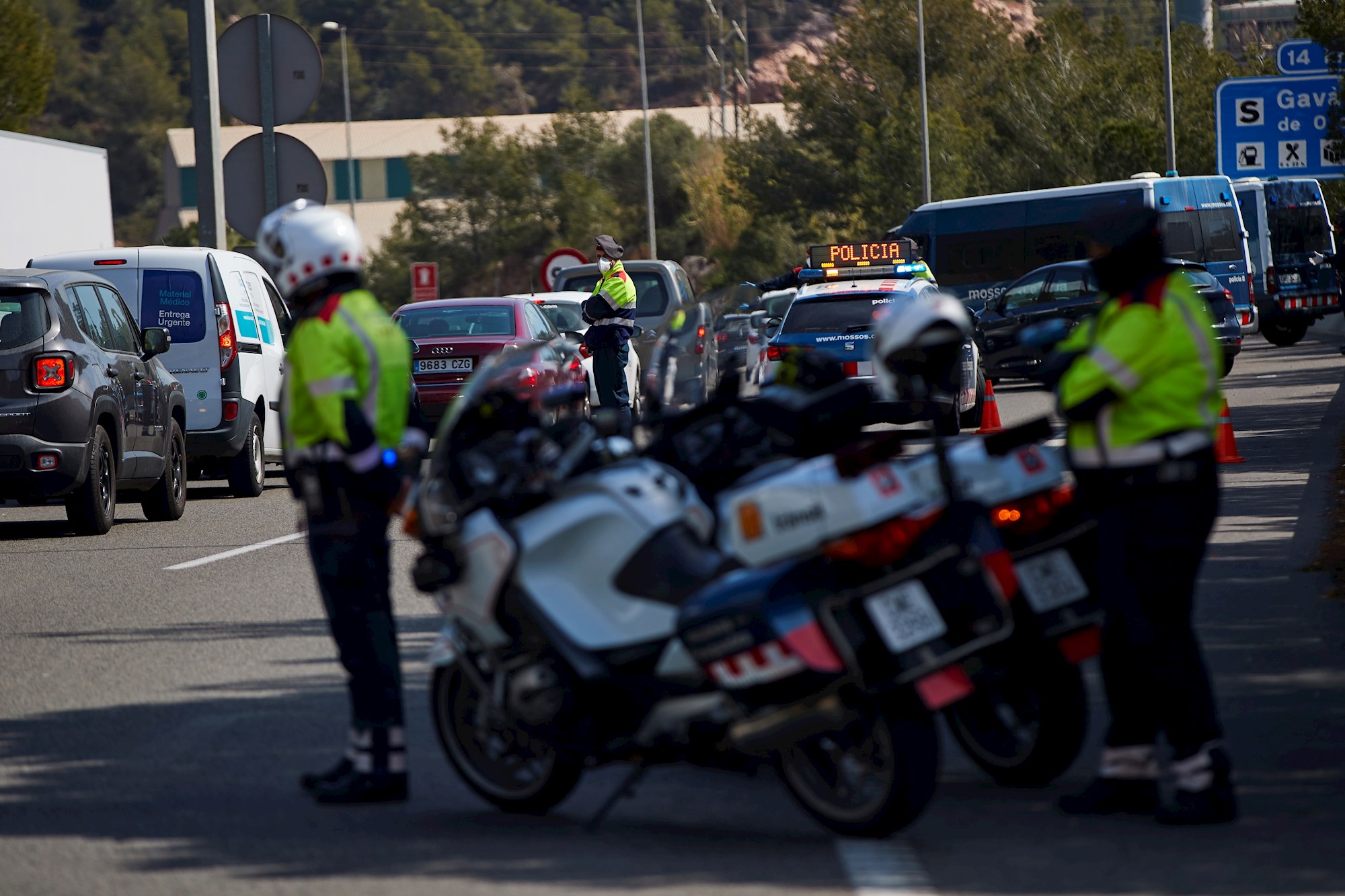 Detenido en España por violar cuarentena en el maletero de un carro