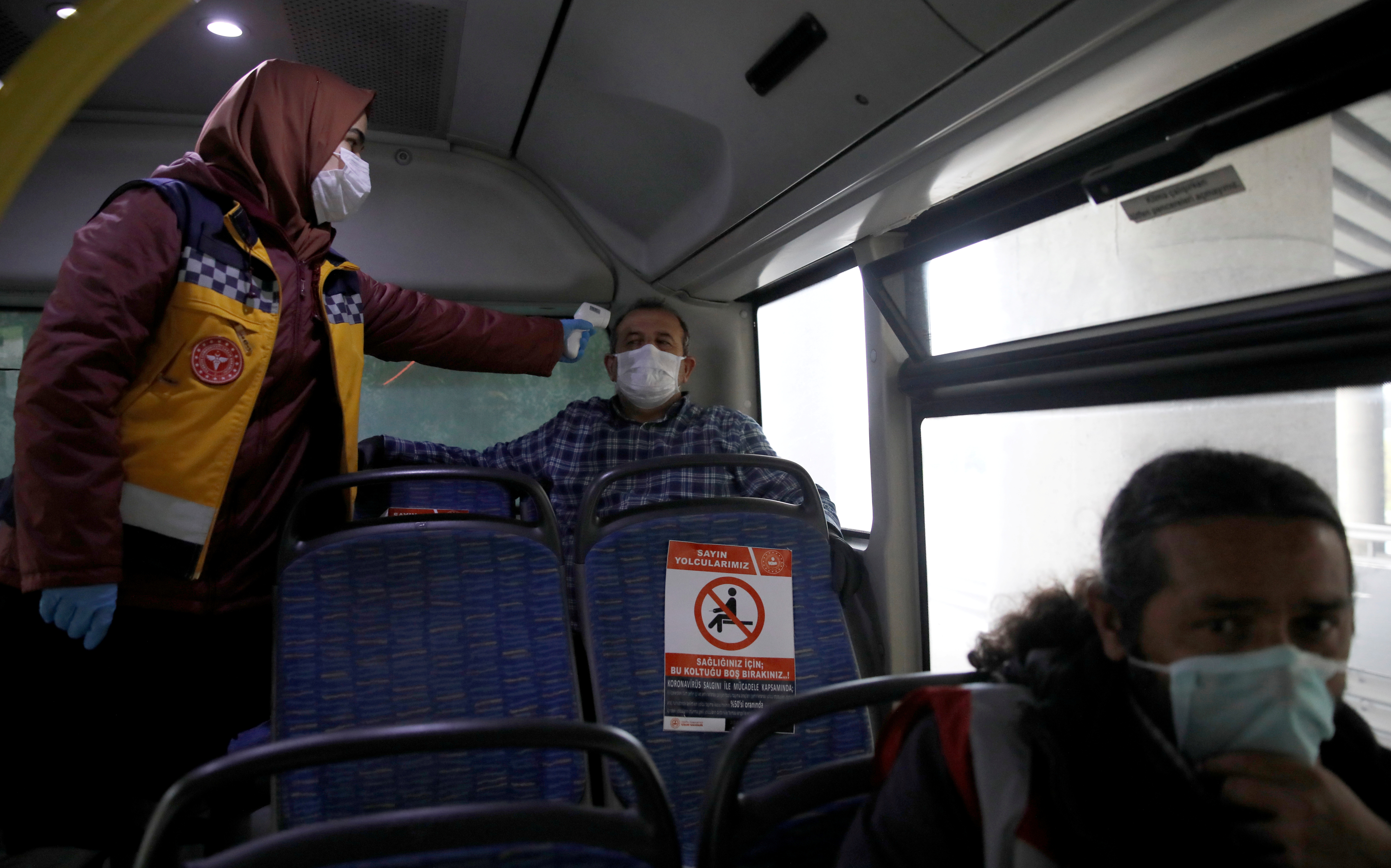 Turquía prohíbe la venta de mascarillas y las distribuirá de forma gratuita durante la pandemia