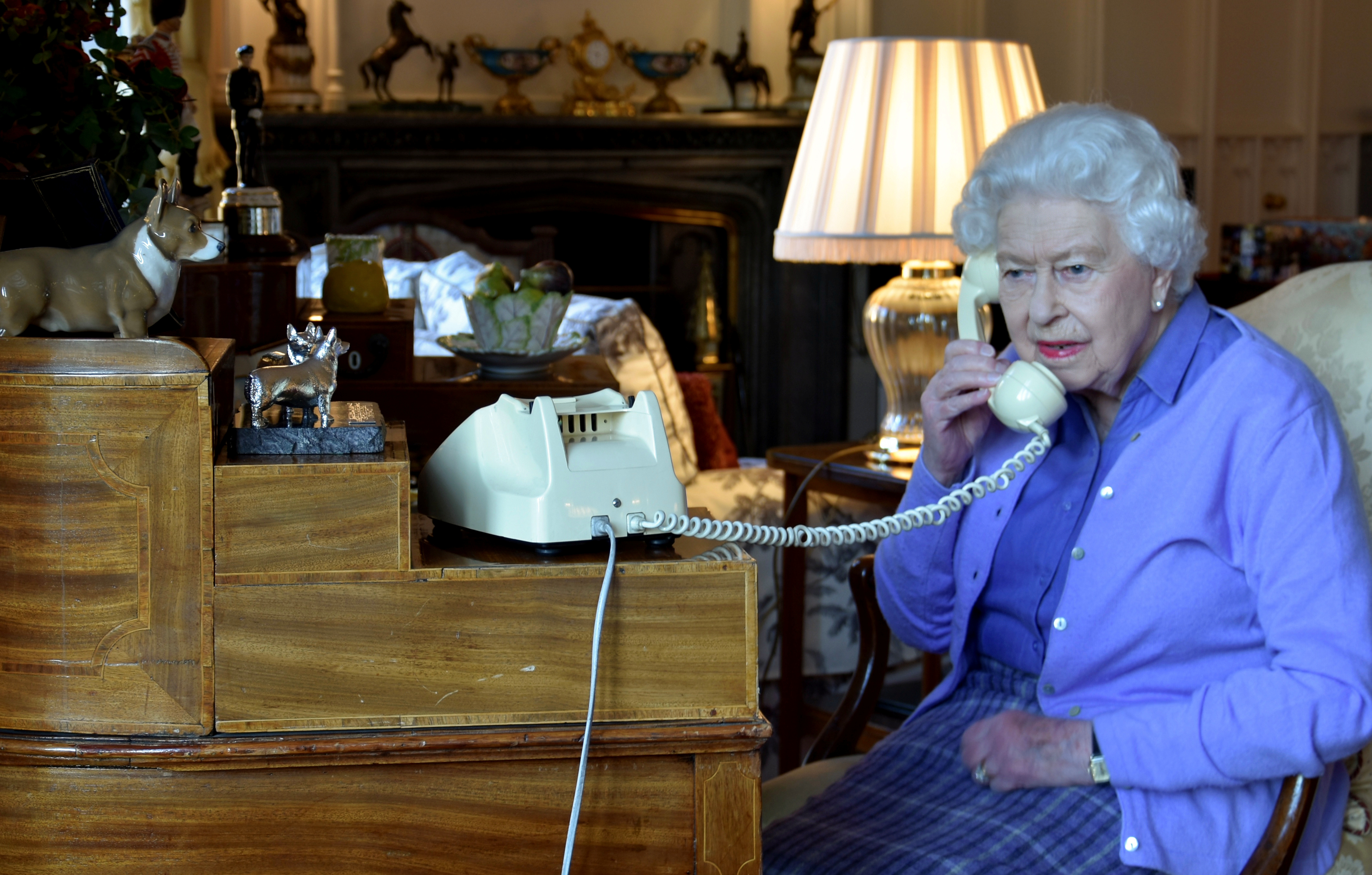La reina Isabel II agradece a trabajadores sanitarios de todo el mundo
