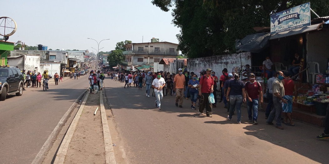 Habitantes de Amazonas no le “pararon” a la cuarentena para buscar comida #25Abril (FOTOS)