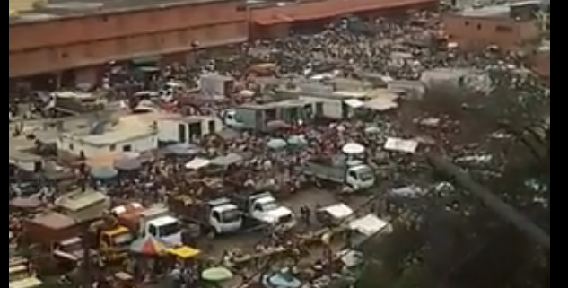 Creen que la cuarentena es un “bonche”: La gente salió en masa a comprar al mercado de Coche #30Abr (VIDEO)