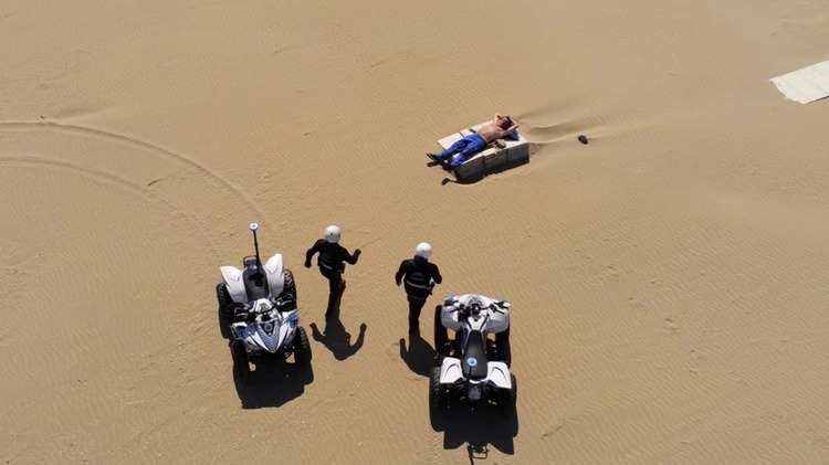 Un dron, dos policías y un hombre solo en la playa: La foto polémica sobre los excesos de la cuarentena en Italia