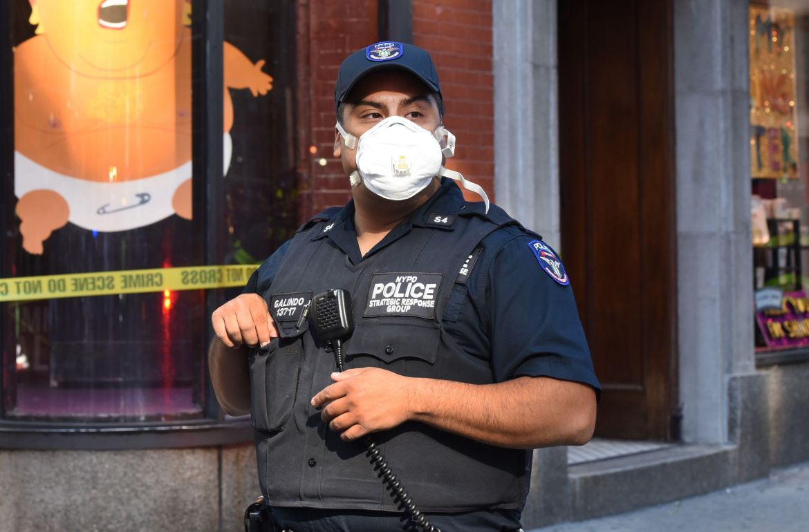 Ladrones armados y con mascarillas anti virus roban apartamento en Manhattan