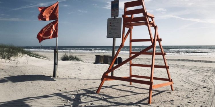 Reabren playas al norte de Florida solo para caminar
