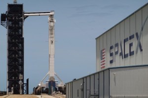 Lanzamiento de SpaceX tuvo que detenerse por un pelo humano