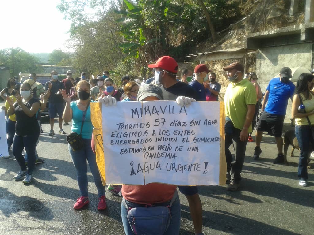 Vecinos de la Urbanización Mirávila protestan por la falta de agua #25May (FOTOS)
