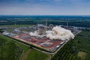 La impresionante explosión controlada para demoler una central nuclear en Alemania (Fotos y Video)