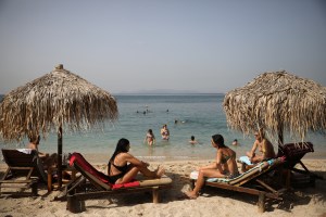 Con la ola de calor, los griegos regresan a las playas pero con sombrillas a distancia (Fotos)