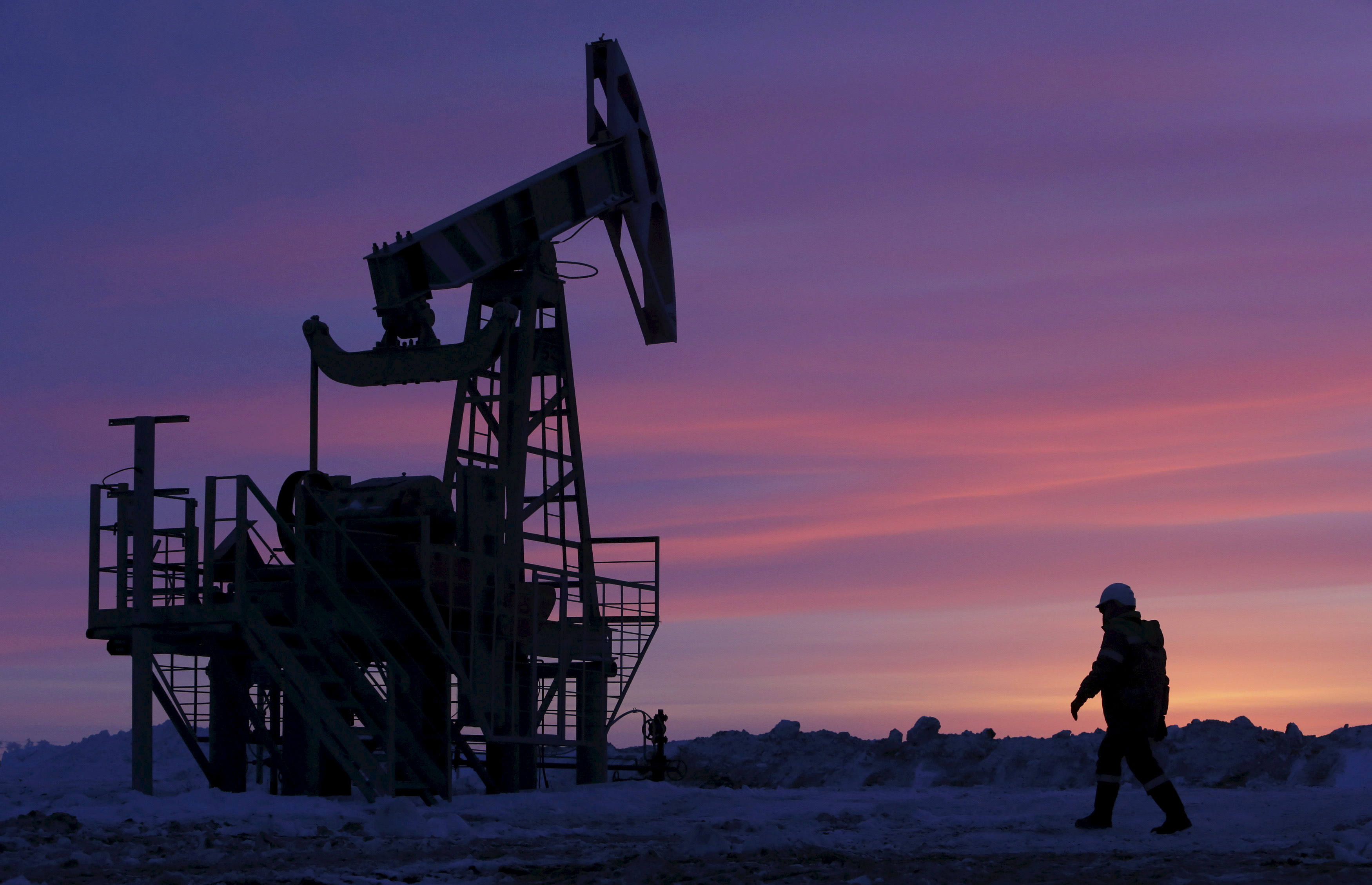 Petróleo sube por indicadores favorables a la demanda de crudo