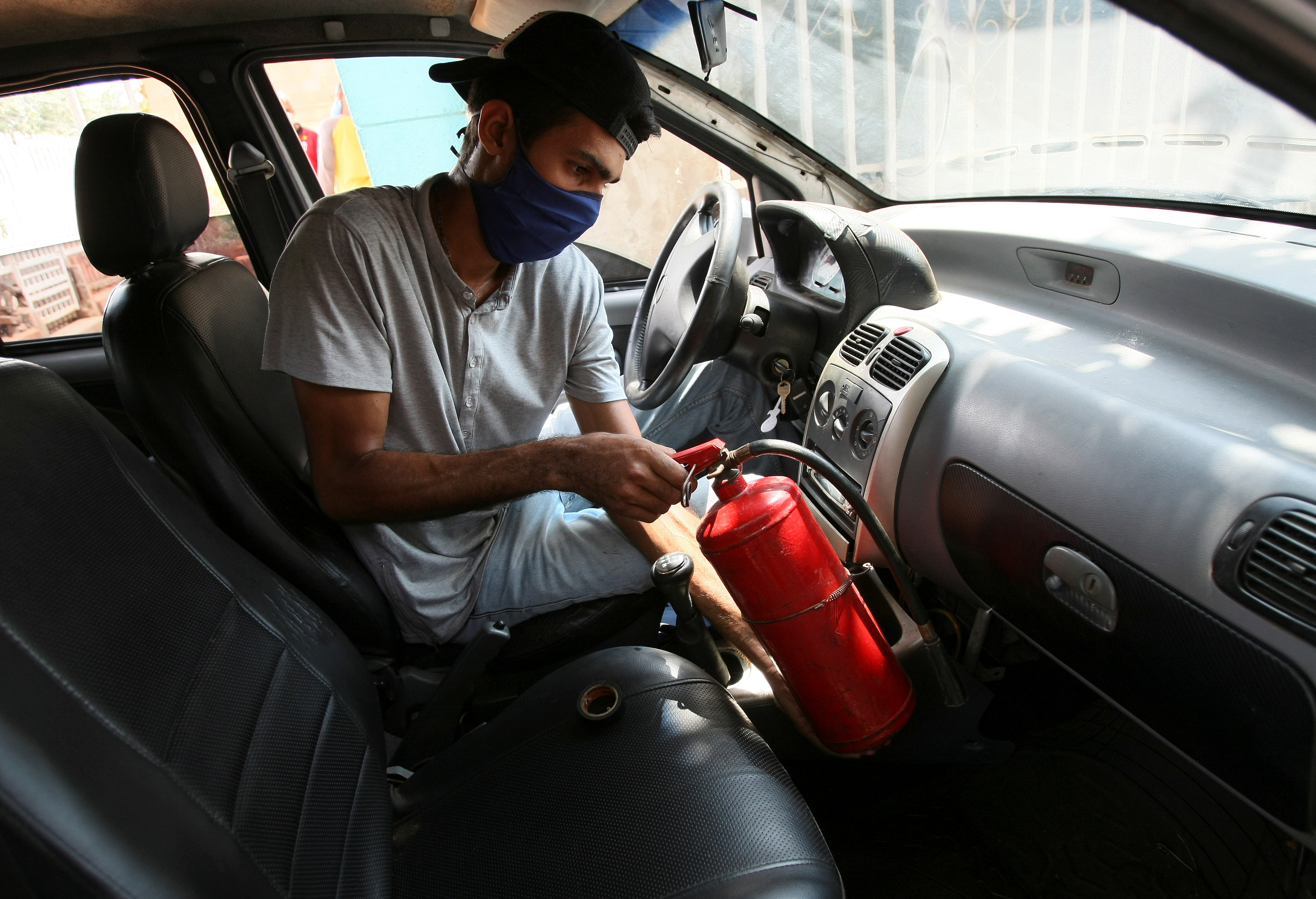 Los venezolanos le echan mano a sus carros para que arranquen con gas doméstico (FOTOS)