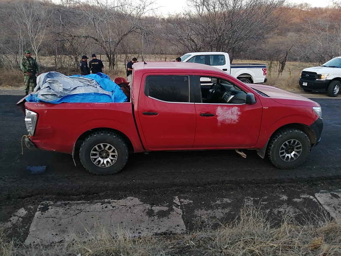 Narcotraficantes dejan 12 cuerpos en una camioneta en el occidente de México