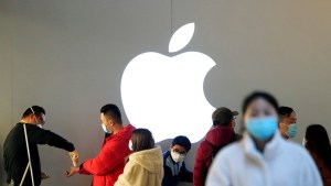 China podría colocar a Apple y a otras compañías de EEUU en una “lista negra” en venganza por Huawei