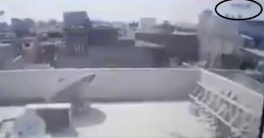 Cámara de seguridad capta momento en que se estrella avión de pasajeros en Pakistán (VIDEO)