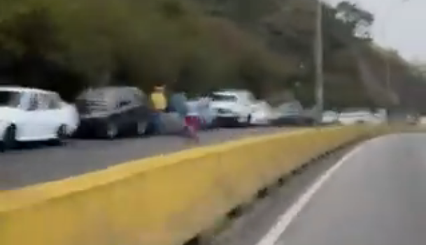Mirandinos comenzaron mayo “achantados” en las mega colas para echar gasolina (VIDEO)