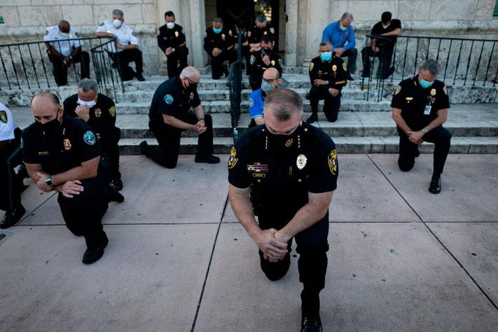 En imágenes: Algunos policías de EEUU se solidarizaron con la protesta pero no con la violencia