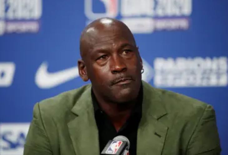 VIRAL: Michael Jordan humilló a unos adolescentes durante un partido de baloncesto callejero (VIDEO)