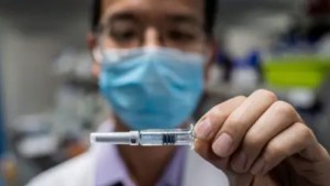 Científico explicó por qué el ensayo de la vacuna contra el coronavirus de la Universidad de Oxford podría no ser tan prometedor
