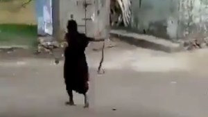 VIRAL: Abuelita sin miedo sacó de una aldea a serpiente sujetándola por la cola