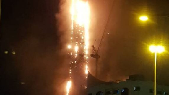 Incendio arrasó una torre de 40 pisos en los Emiratos Árabes Unidos (Videos)